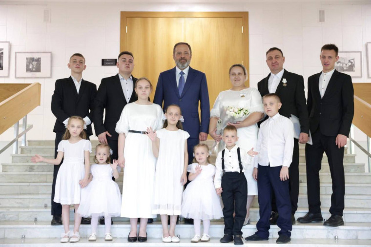 Владимир Путин пообщался с многодетной семьей из Приволжского федерального округа.