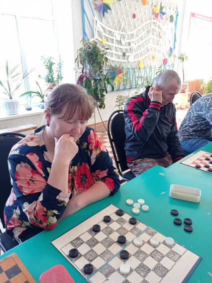 шашечный турнир «Белые против черных».